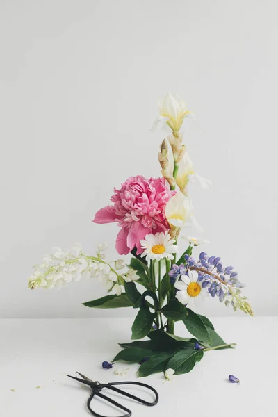 Nowoczesny Letni Kompozycja Kwiatów Rustykalnym Stole Pomieszczeniach Kreatywny Kwiatowy Wizerunek — Zdjęcie stockowe
