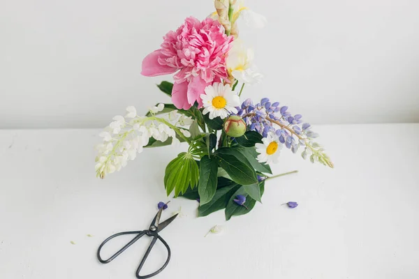 Moderne Sommerblumen Komposition Auf Rustikalem Weißen Tisch Drinnen Kreatives Florales — Stockfoto