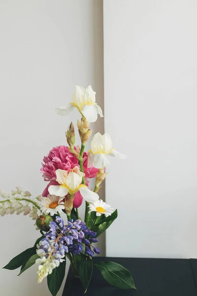 Stilvolles Arrangement Aus Pfingstrose Lupine Schwertlilie Und Gänseblümchen Auf Einem — Stockfoto