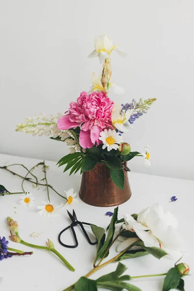 Stilvolle Komposition Aus Pfingstrose Lupine Iris Und Gänseblümchen Und Schere — Stockfoto