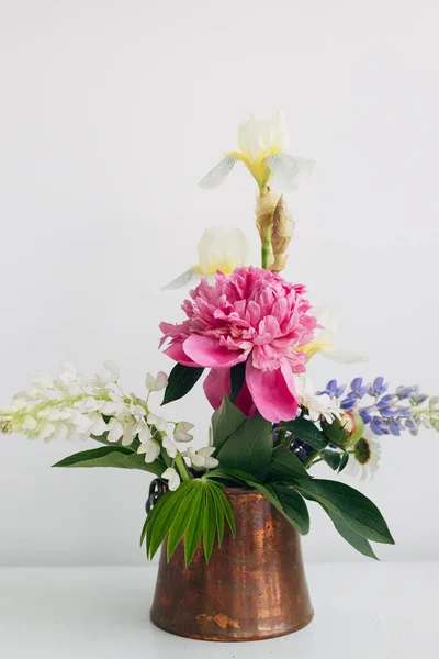 Moderne Sommerblumen Stillleben Arrangement Vase Vintage Auf Weißem Holz Kreatives — Stockfoto