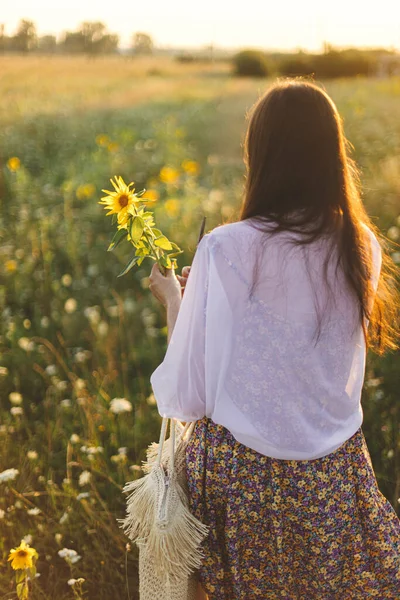 Beautiful Woman Gathering Sunflowers Warm Sunset Light Summer Meadow Tranquil — стоковое фото