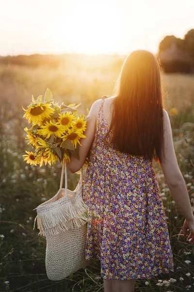 Красивая Женщина Собирает Подсолнухи Теплом Солнечном Свете Летнем Лугу Спокойный — стоковое фото