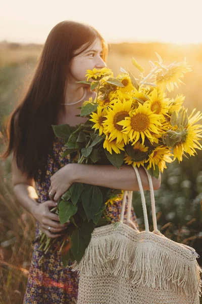 Beautiful Woman Gathering Sunflowers Warm Sunset Light Summer Meadow Tranquil — стоковое фото