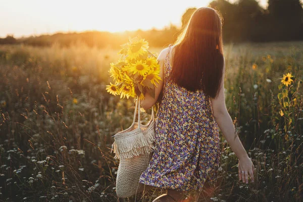 Mooie Vrouw Met Zonnebloemen Warm Zonsondergang Licht Wei Rustige Atmosferische — Stockfoto