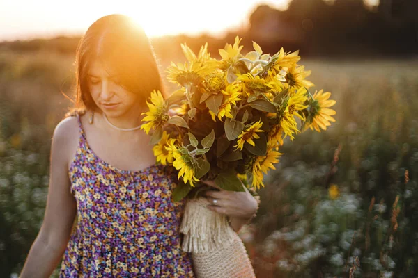 Beautiful Woman Gathering Sunflowers Warm Sunset Light Summer Meadow Tranquil — стоковое фото
