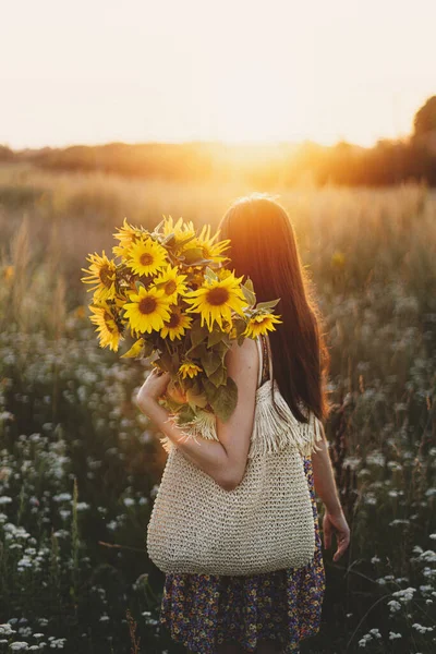 Beautiful Woman Holding Sunflowers Warm Sunset Light Meadow Tranquil Atmospheric — стоковое фото