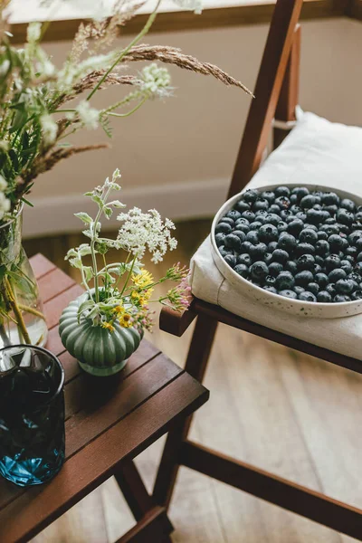 Fresh Blueberries Modern Ceramic Plate Wildflowers Bouquet Rustic Room Summertime —  Fotos de Stock