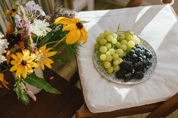 Bleuets Frais Mûres Raisins Soleil Bouquet Fleurs Sauvages Dans Une — Photo