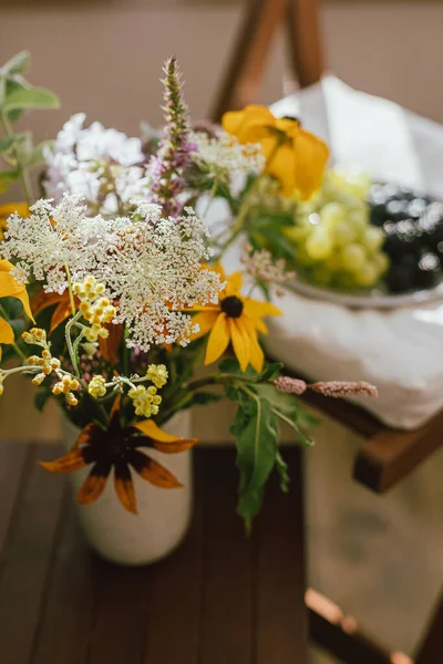 Wildflowers Bouquet Background Fresh Blueberries Blackberries Grapes Sunlight Rustic Room — Foto de Stock