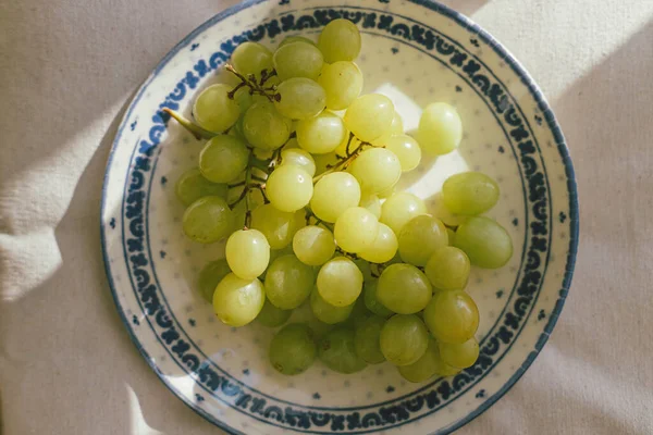 Fresh Grapes Sunlight Ceramic Plate Flat Lay Healthy Food Aesthetics — Stock Photo, Image