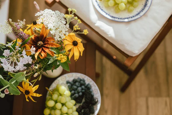 Summertime Countryside Wildflowers Bouquet Background Fresh Blueberries Blackberries Grapes Sunlight — Fotografia de Stock