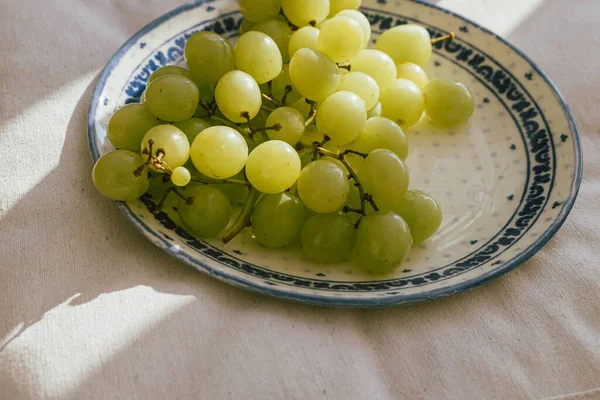 Fresh Grapes Sunlight Ceramic Plate Healthy Food Aesthetics Summer Fruits — Stock Photo, Image