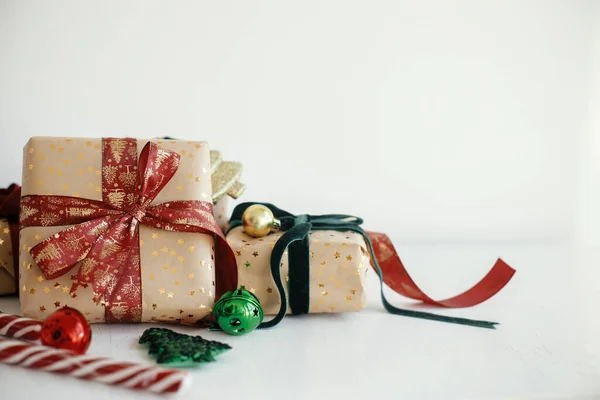 Modern Wrapped Christmas Gift Boxes Golden Paper Red Green Ribbons — Stockfoto