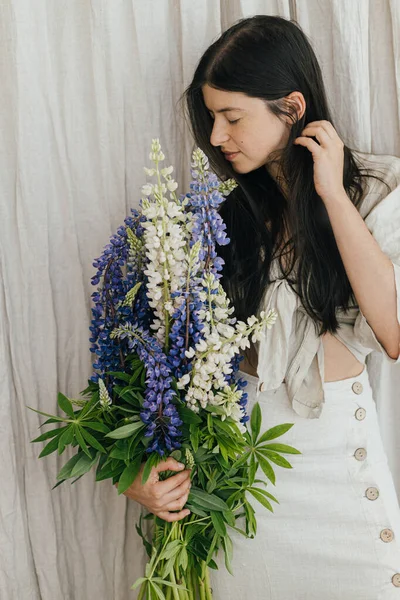 Portrait Sensual Woman Holding Lupine Bouquet Rustic Room Gathering Arranging — Stok Foto