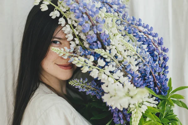 Portrait Sensual Woman Holding Lupine Bouquet Rustic Room Gathering Arranging — Stockfoto