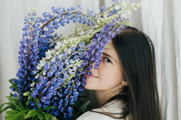 Portrait Sensual Woman Holding Lupine Bouquet Rustic Room Gathering Arranging — Stock Photo, Image