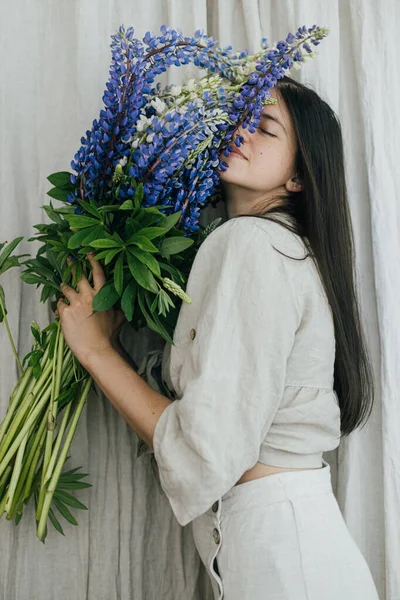 Portrait Sensual Woman Holding Lupine Bouquet Rustic Room Gathering Arranging — Foto de Stock