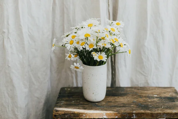 Beautiful Daisy Flowers Wooden Rural Chair Rustic Room Summer Vibes — стоковое фото