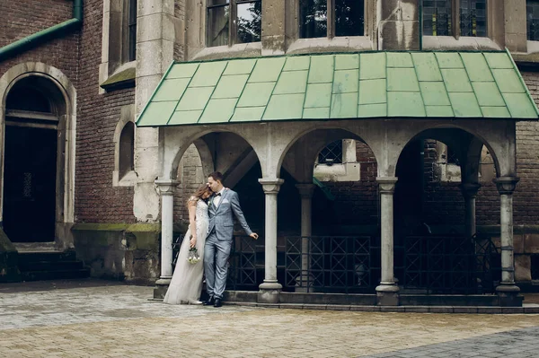 古い教会を背景にしたスタイリッシュな花嫁と新郎 ロマンチックな瞬間だ プロバンス結婚式 美しい結婚式のカップル優しくヨーロッパの都市で抱擁 — ストック写真