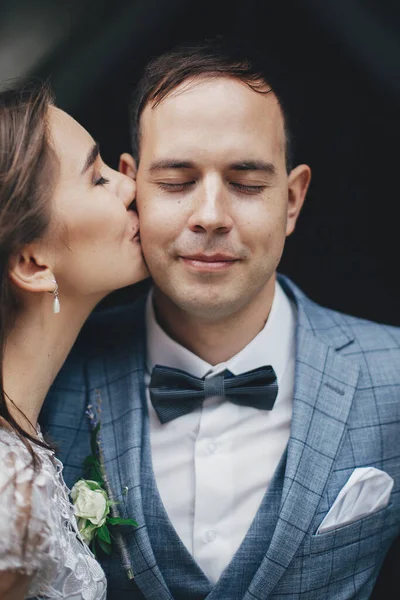 Elegante Novia Besando Novio Feliz Mejilla Fondo Vieja Iglesia Momento — Foto de Stock