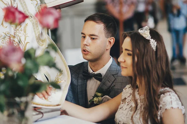 Stilvolles Emotionales Brautpaar Das Während Der Trauung Der Kirche Eid — Stockfoto