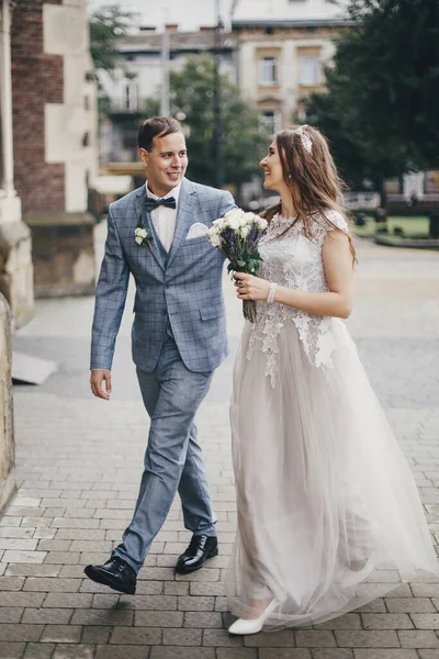Schöne Emotionale Hochzeitspaar Lächelnd Und Fuß Der Europäischen Stadt Hochzeit — Stockfoto