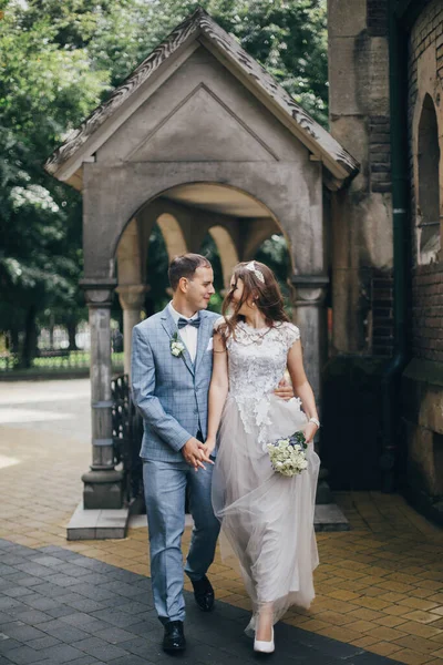 Gli Sposi Felici Eleganti Che Camminano Sfondo Chiesa Strada Soleggiata — Foto Stock