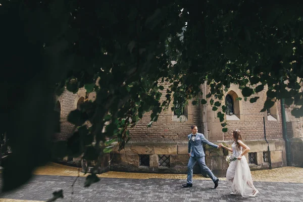 Elegante Novia Feliz Novio Corriendo Sonriendo Fondo Iglesia Bajo Las —  Fotos de Stock