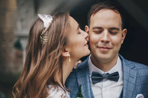 Snygg Brud Kysser Glad Brudgum Kinden Bakgrunden Gamla Kyrkan Romantiskt — Stockfoto