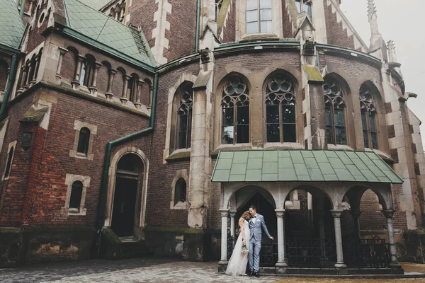 Bella Coppia Nozze Sensuale Abbracciarsi Delicatamente Nella Città Europea Matrimonio — Foto Stock