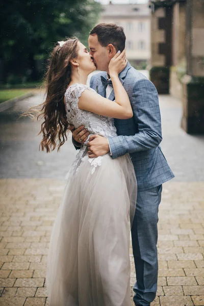 Stylish Sensual Bride Groom Kissing Background Old Church Rain Provence — Fotografia de Stock