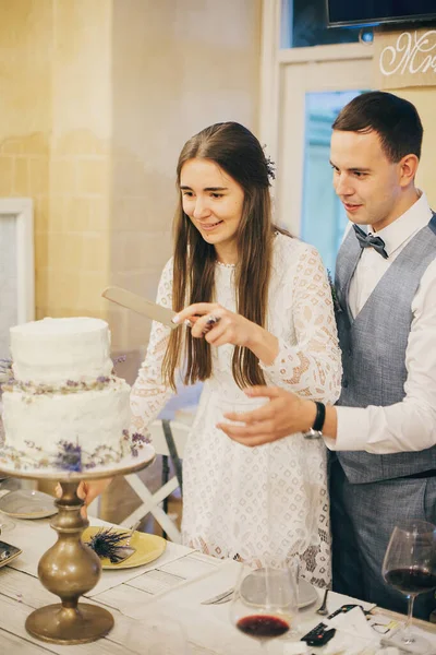 Elegante Novia Feliz Novio Cortar Juntos Pastel Moderno Con Lavanda —  Fotos de Stock