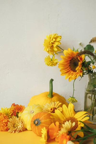 Happy Thanksgiving Colorful Autumn Flowers Pumpkins Pattypan Squashes Yellow Paper — Stockfoto