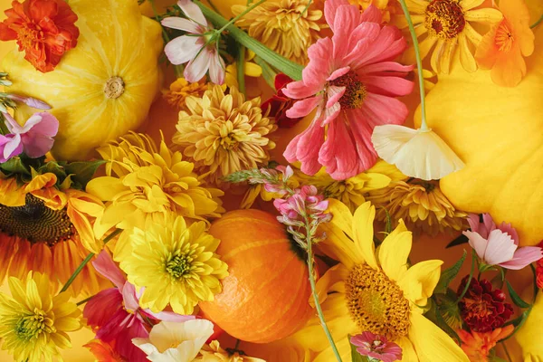 Φθινοπωρινό Πολύχρωμη Φθινοπωρινή Σύνθεση Λουλουδιών Κολοκύθας Κολοκυθιού Κίτρινο Χαρτί Εποχές — Φωτογραφία Αρχείου