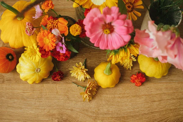 Κομψή Φθινοπωρινή Σύνθεση Πολύχρωμα Φθινοπωρινά Λουλούδια Κολοκύθες Pattypan Συνθλίψεις Ρουστίκ — Φωτογραφία Αρχείου