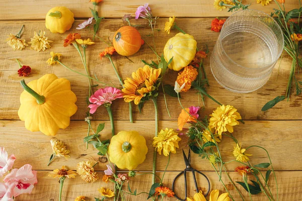 Stylish Autumn Flat Lay Colorful Autumn Flowers Pumpkins Pattypan Squashes — Stockfoto