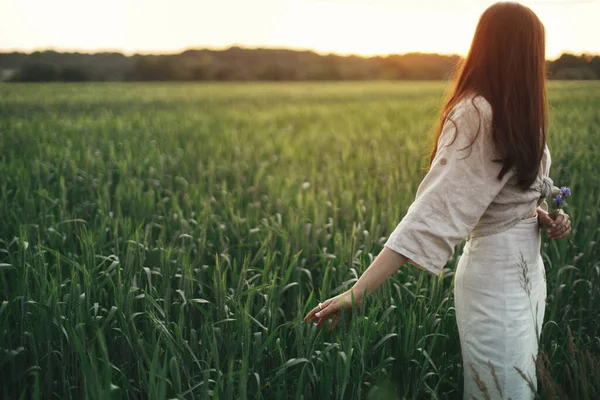 Жінка Розслабляється Пшеничному Полі Теплому Світлі Заходу Сонця Стильна Молода — стокове фото