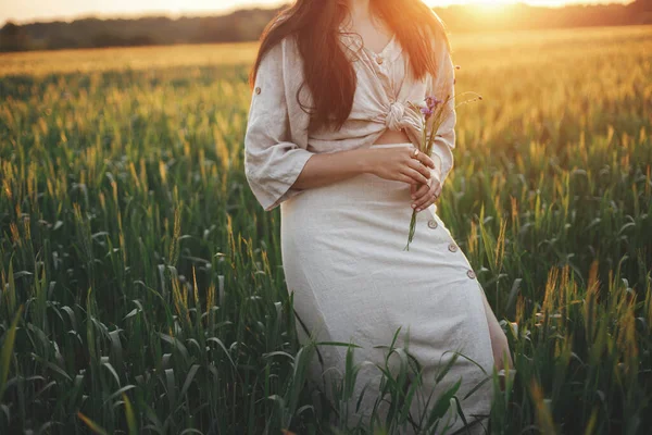 Жінка Тримає Дикі Квіти Пшеничному Полі Теплому Світлі Заходу Сонця — стокове фото