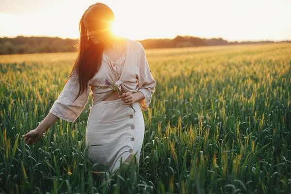 Жінка Ходить Пшеничному Полі Тепле Світло Заходу Сонця Стильна Молода — стокове фото