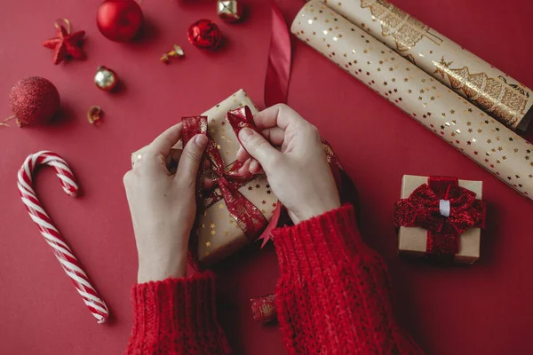 Manos Jersey Envolviendo Elegante Regalo Navidad Papel Dorado Cinta Decoraciones —  Fotos de Stock