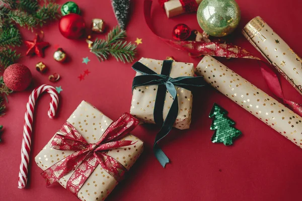 Composición Navideña Elegante Regalo Navidad Papel Regalo Dorado Cinta Decoraciones —  Fotos de Stock