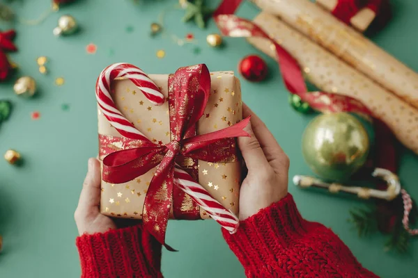 크리스마스 홀리데이 손에는 화려하게 포장된 크리스마스 선물을 장식으로 계절의 — 스톡 사진