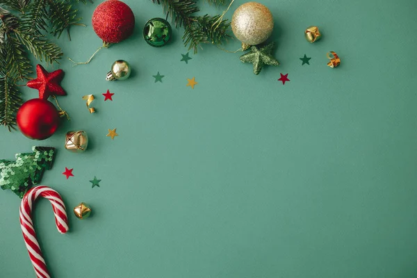 Χριστουγεννιάτικο Διαμέρισμα Κομψά Χριστουγεννιάτικα Στολίδια Κομφετί Κλαδιά Ελάτης Πράσινο Φόντο — Φωτογραφία Αρχείου