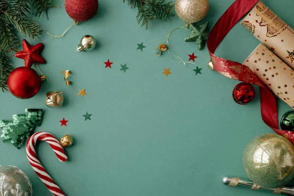 Elegante Piso Navidad Yacía Con Decoraciones Festivas Rojas Confeti Ramas — Foto de Stock