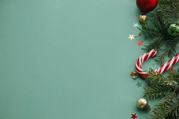 Feliz Navidad Elegante Borde Navidad Con Decoraciones Festivas Confeti Ramas — Foto de Stock