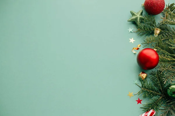 Веселого Різдва Стильна Різдвяна Облямівка Святковими Прикрасами Конфетті Ялинковими Гілками — стокове фото