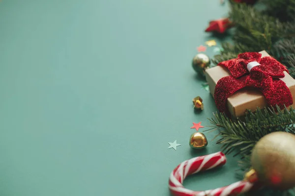 圣诞快乐 现代圣诞横幅 别致的圣诞与节日装饰 冷杉枝条 绿色背景的礼物交界处 节日问候卡片模板 文字空间 — 图库照片