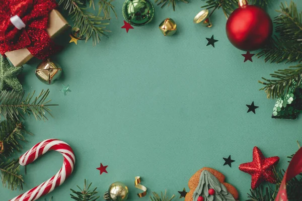 メリークリスマス 緑の背景にお祝いの装飾 コンフェッティ モミの枝でスタイリッシュなクリスマスフラットレイ 現代のクリスマスのフレーム 季節ごあいさつカードテンプレート テキスト用スペース — ストック写真