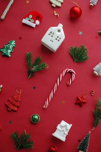 Moderno Piso Navidad Elegantes Decoraciones Navideñas Festivas Confeti Ramas Abeto — Foto de Stock